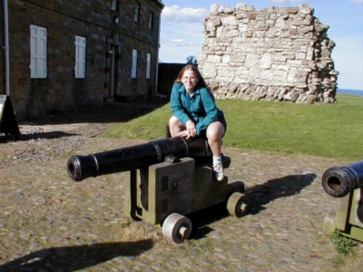 Elisabeth on a cannon